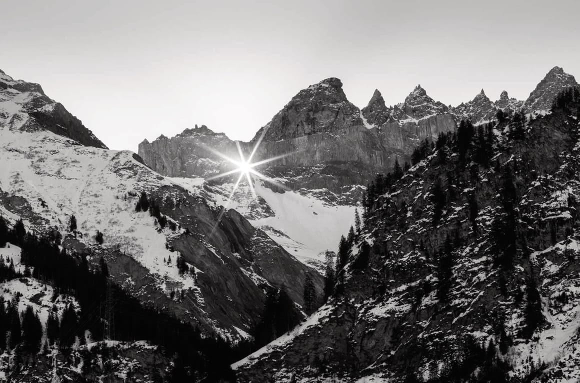 Le soleil à travers du Martinsloch, à queleques kilomètres de l’endroit où est née l’entreprise Schätti Luminaires